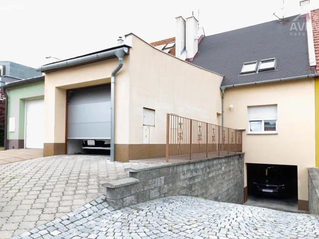 Prodej rodinného domu 297 m², pozemek 318 m²